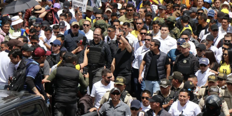 Presidente de Ecuador sale ileso de ataque a balazos a su caravana