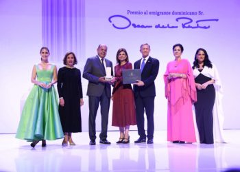 Líder comunitario Augusto Taveras recibe el Premio al Emigrante Dominicano Sr. Oscar de la Renta