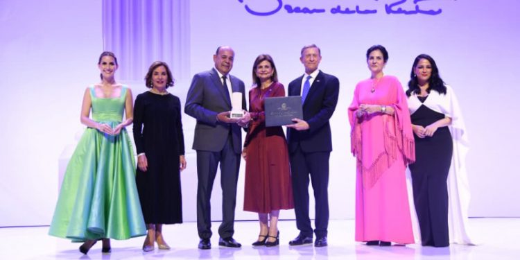 Líder comunitario Augusto Taveras recibe el Premio al Emigrante Dominicano Sr. Oscar de la Renta