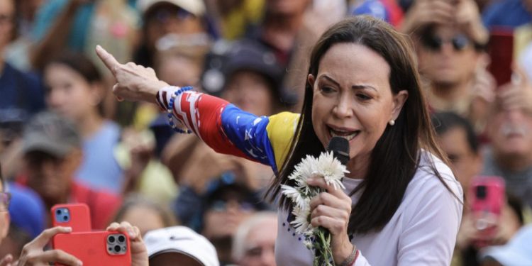 María Corina Machado, premio Nobel de la Paz, dice que Maduro está aislado y tiene los días contados