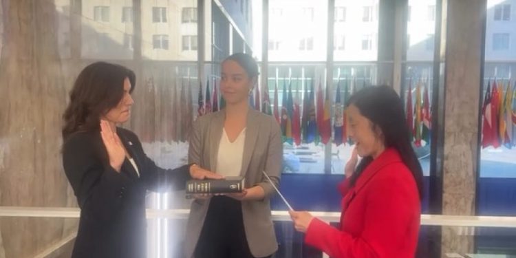 Leah Campos comparte video de su juramentación como embajadora de EEUU en RD