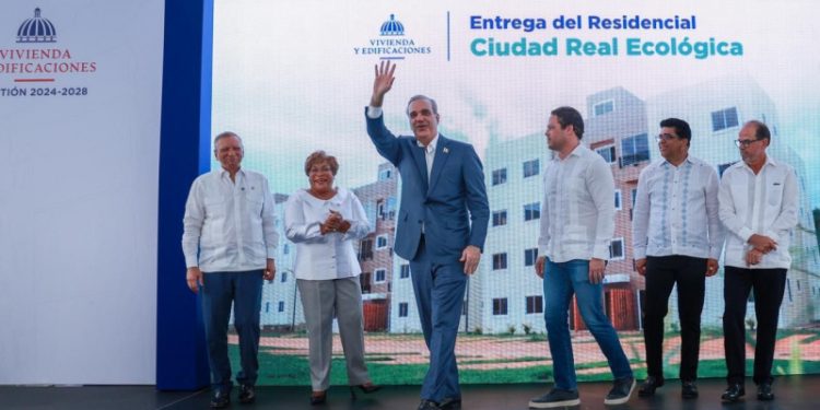 Abinader entrega más de 400 apartamentos en Santo Domingo Este