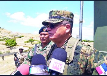 Ministro Defensa se reúne con directivos de Codevi y supervisa verja perimetral en Dajabón