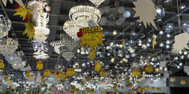 Conflicto por cierre de tiendas chinas será tratado hoy con las autoridades