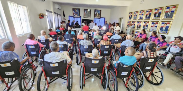 Entregan sillas de ruedas a cientos de personas