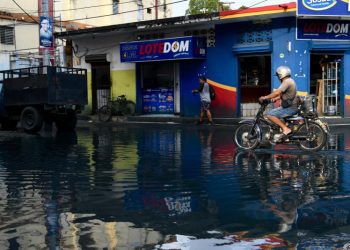 Negocios y hogares quedan atrapados por aguas contaminadas en Villas Agrícolas