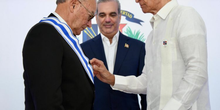 Gobierno condecora a Frank Rainieri con la Orden al Mérito de Duarte, Sánchez y Mella