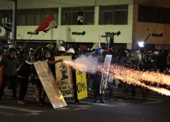Varios heridos durante masiva protesta en Perú tras instalarse nuevo gobierno