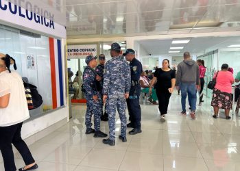 Pese a presencia policial, Oncológico del Cibao funciona con normalidad