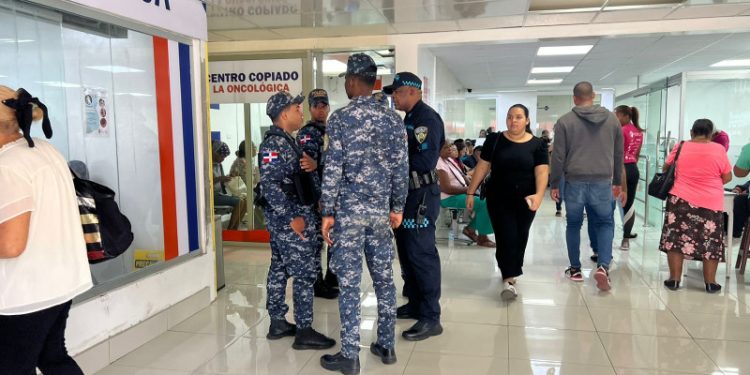 Pese a presencia policial, Oncológico del Cibao funciona con normalidad