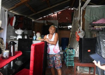 Vecinos sacan ajuares a lugares seguros por temor a tormenta Melissa