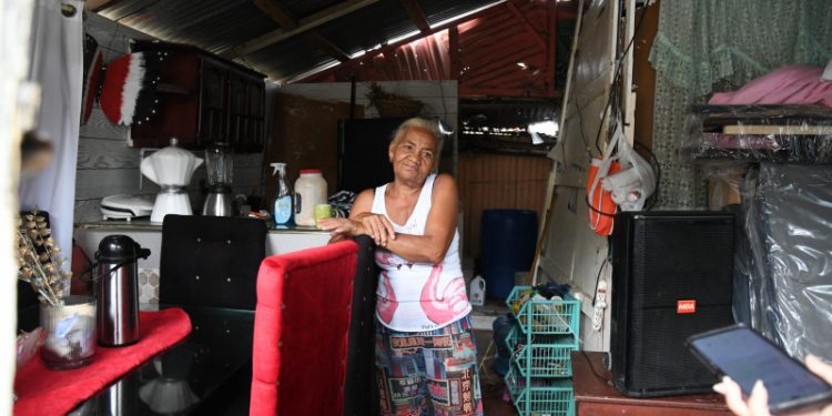 Vecinos sacan ajuares a lugares seguros por temor a tormenta Melissa