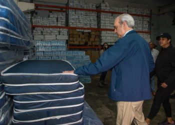 Abinader supervisa alimentos que serán entregados desde el Gobierno