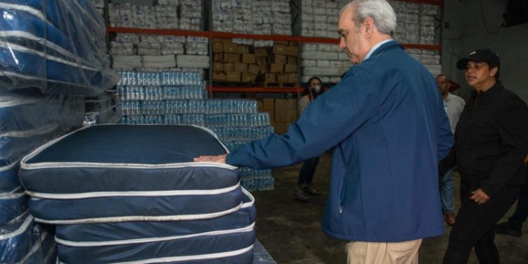 Abinader supervisa alimentos que serán entregados desde el Gobierno