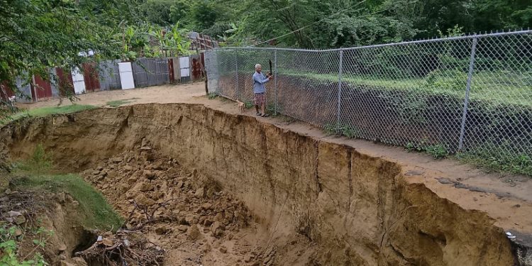 Socavón deja incomunicadas comunidades en zona sur Santiago