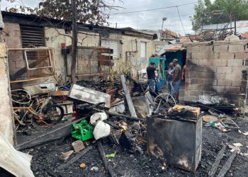 Durmiendo en el piso y en casa de vecinos: así pasaron la noche los afectados de incendio en Santiago