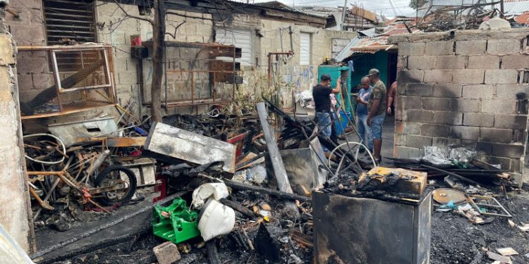 Durmiendo en el piso y en casa de vecinos: así pasaron la noche los afectados de incendio en Santiago