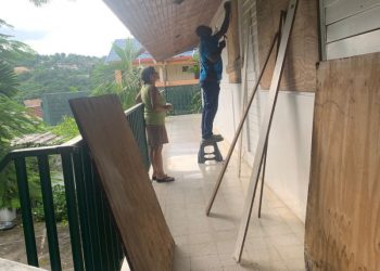 “Estamos muy preocupados”: Dominicanos se resguardan ante inminente llegada de Melissa a Jamaica