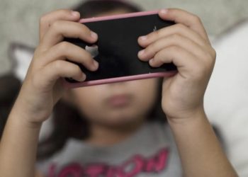 Plataforma prohibirá chateo entre IA y menores tras suicidio de adolescente