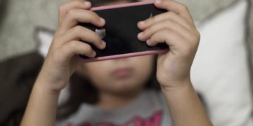 Plataforma prohibirá chateo entre IA y menores tras suicidio de adolescente