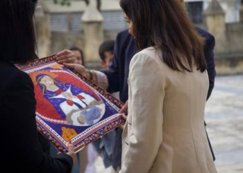 Embajadora Leah Campos acude a eucaristía en la Catedral Primada de América