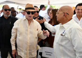 Empresario Radhamés Rodríguez felicita a Hipólito Mejía por reconocimiento del INTABACO