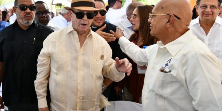 Empresario Radhamés Rodríguez felicita a Hipólito Mejía por reconocimiento del INTABACO