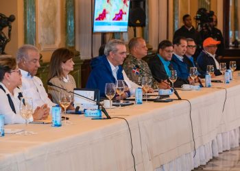 Presidente Abinader mantiene suspensiones de laborales y de docencia este jueves para provincias en alerta roja