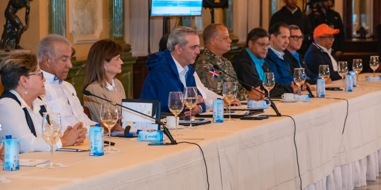 Presidente Abinader mantiene suspensiones de laborales y de docencia este jueves para provincias en alerta roja