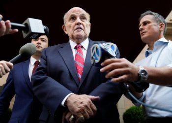 Trump indultó a Rudy Giuliani y a otros, según un funcionario