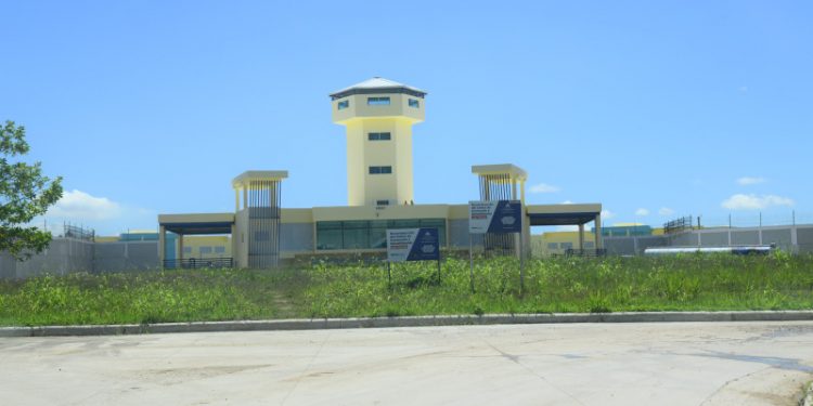 Inicia traslado de internos de La Victoria al CCR Las Parras