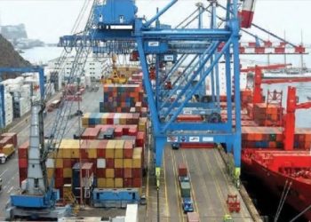 Entran en vigor en EEUU aranceles de 25 % a camiones importados, medida que afecta a México