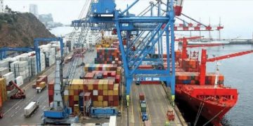 Entran en vigor en EEUU aranceles de 25 % a camiones importados, medida que afecta a México