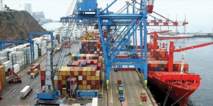 Entran en vigor en EEUU aranceles de 25 % a camiones importados, medida que afecta a México