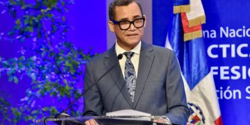 Ministro de Trabajo pide no politizar el tema de la indexación salarial y dice que lo ve justo