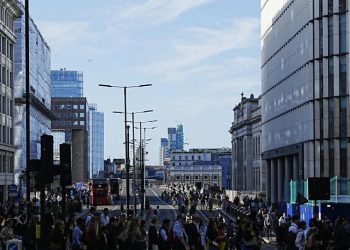 Médicos extranjeros abandonan Reino Unido ante ola de racismo en la sociedad