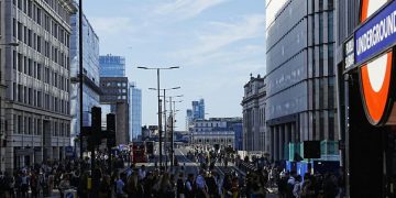 Médicos extranjeros abandonan Reino Unido ante ola de racismo en la sociedad