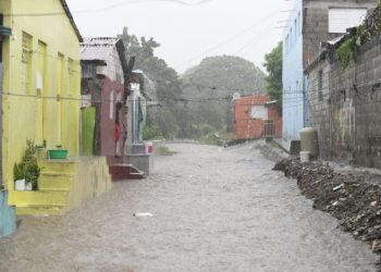 Autoridades alertan a población de posibles inundaciones urbanas por efectos de onda tropical