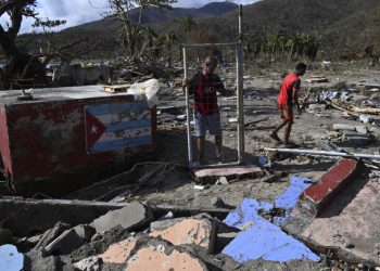 Melissa se aleja del Caribe tras dejar devastación y unos 50 muertos a su paso