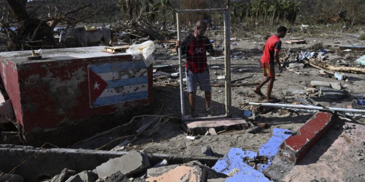 Melissa se aleja del Caribe tras dejar devastación y unos 50 muertos a su paso