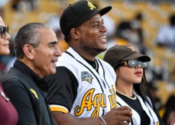 Framber Valdez lanzó la primera bola previo al juego Licey vs Águilas en el Estadio Cibao