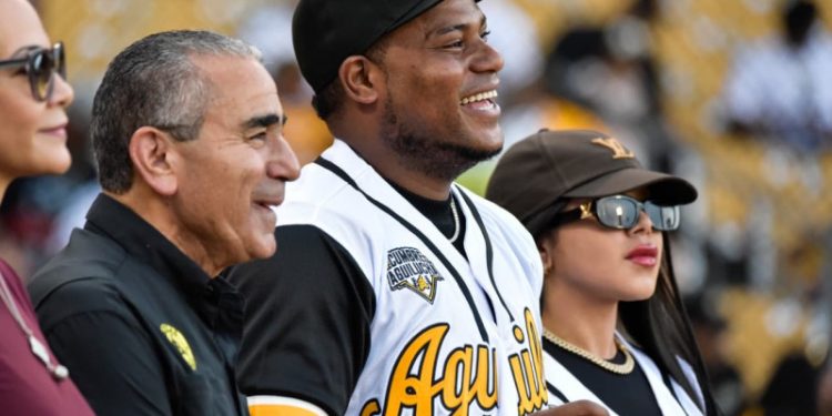 Framber Valdez lanzó la primera bola previo al juego Licey vs Águilas en el Estadio Cibao