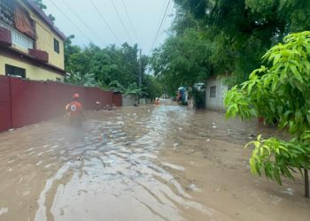 Ríos desbordan y pone a Barahona casi bajo el agua