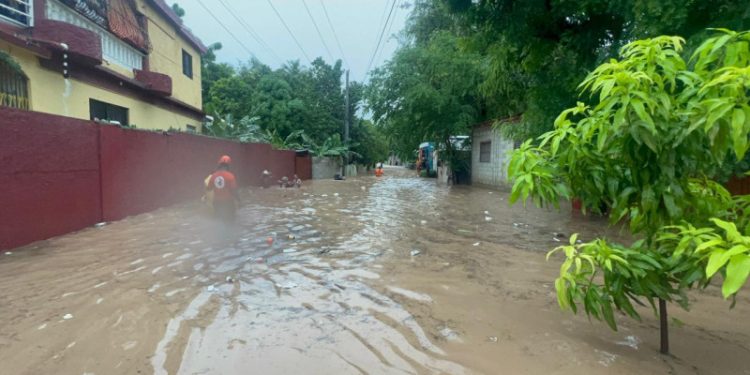 Ríos desbordan y pone a Barahona casi bajo el agua