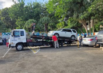 En Santiago sacan de vías vehículos mal estacionados