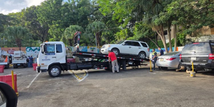 En Santiago sacan de vías vehículos mal estacionados