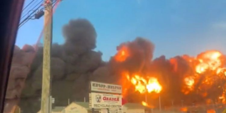 Un avión de UPS se estrella tras el despegue en el aeropuerto internacional de Kentucky