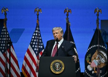 Trump pide negar residencia permanente a personas que son una "carga pública"