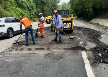 Obras Públicas reanuda bacheo de vías en GSD y el interior afectadas por el huracán Melissa