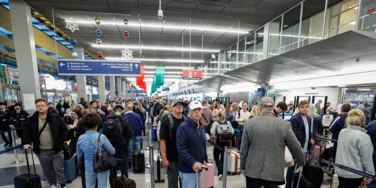 Miles de vuelos cancelados, pero un atisbo de esperanza